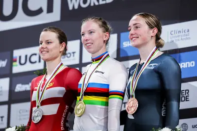 Lorena Wiebes in maglia iridata dopo la vittoria nello scratch ©UCI Track Cycling (Foto SWPix)