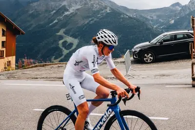 Appleton in maglia bianca al Tour de l'Avenir ©talia_appleton via Instagram
