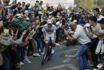Tadej Pogačar su Colle Aperto © UAE Team Emirates via X