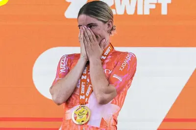 Demi Vollering commossa sul podio del Tour de France Femmes 2024 ©GoZwift