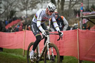 Mathieu van der Poel in maglia di Campionde del Mondo di Ciclocross ©Peter Deconinck