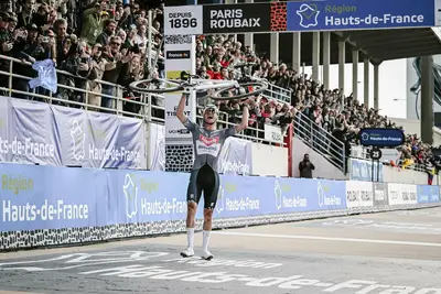 Il three-peat di Mathieu van der Poel alla Parigi-Roubaix © via X @ParisRoubaix