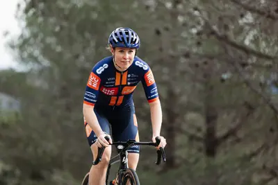 Charlotte Kool firma per la Fenix-Deceuninck ©Team Picnic PostNL