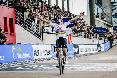 Mathieu van der Poel vince la Parigi-Roubaix 2024 © A.S.O.