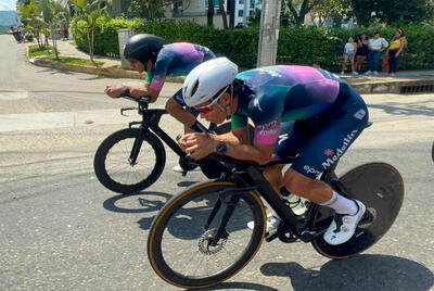 Miguel Ángel López e il suo compagno Walter Vargas provano il tracciato dei campionati colombiani a cronometro © Team Medellín-EPM