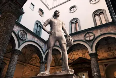 La statua di Jonas Vingegaard agli Uffizi nel promo della Visma-Lease a Bike in vista della partenza del Tour de France 2024 da Firenze