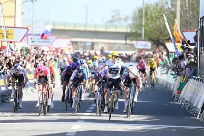 Matthew Brennan vince la quinta tappa della Volta Ciclista a Catalunya 2025 © Volta a Catalunya via X