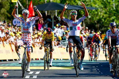 Isaac Del Toro e Tadej Pogacar in parata a Barcellona © UAE Emirates-XRG - SprintCycling