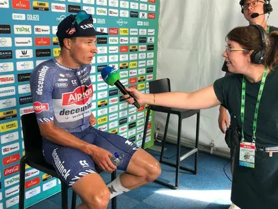 Jasper Philipsen durante l'intervista di rito dopo la quarta tappa del Renewi Tour 2024 © Alpecin Deceuninck via X