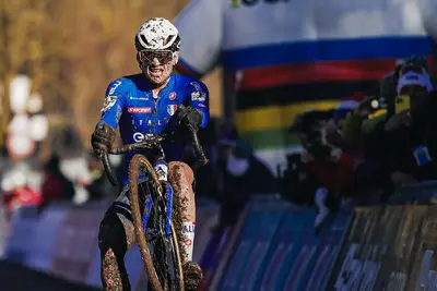 Il wheelie di Mattia Agostinacchio sul traguardo del Campionato del Mondo di ciclocross 2025 © UCI Cyclocross via X