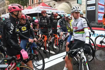 Pogačar davanti al resto del gruppo in attesa di prendere il via della Tre Valli Varesine 2024 ©Alessandro Perrone/SprintCycling via IG