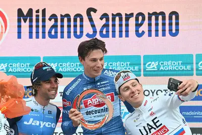 Tadej Pogacar fa i selfie sul podio della Milano-Sanremo 2024 © RCS Sport