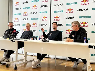 Rolf Aldag, Ralph Denk, Primož Roglič e Maxim Van Gils in conferenza stampa a Mallorca © RedBull-Bora-hansgrohe