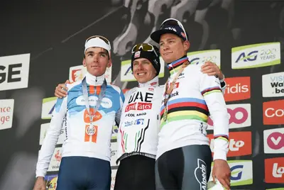 Romain Bardet, Tadej Pogacar e Mathieu van der Poel sul podio della Liegi 2024 © A.S.O./Gaëtan Flamme