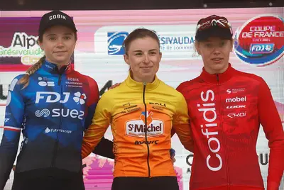 Marion Bunel con Évita Muzic e Julie Bego sul podio della Alpes Gresivaudan Classic © St Michel-Mavic-Auber93 - Melchior Philip