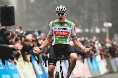 Joran Wyseure esulta sul traguardo di Ruddervoorde © Superprestige via X