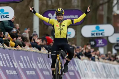 Jan Tratnik vince la Omloop Het Nieuwsblad 2024 © Visma-Lease a Bike