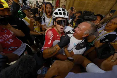Dylan Groenewegen festeggia all'arrivo della sesta tappa del Tour de France 2024 © GreenEDGE Cycling via X