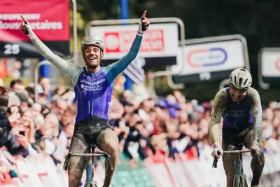 Bastien Tronchon vince davanti al compagno di squadra Gautherat ©Tro-Bro Léon