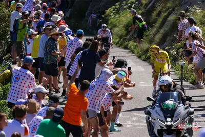 Tadej Pogacar all'attacco: una dolce costante del ciclismo anni '20 © UAE Emirates-SprintCycling