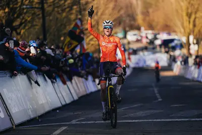 Terzo titolo mondiale per Fem van Empel ©UCI Cyclocross