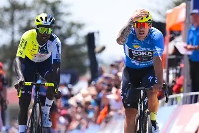 Sam Welsford batte Bini Girmay a Port Elliot © Tour Down Under