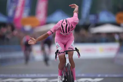 Isaac Del Toro vince la diciassettesima tappa del Giro d'Italia 2025 © Giro d'Italia / LaPresse