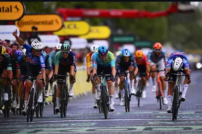 Van der Poel fa il colpo di reni, Philipsen esulta per la vittoria del compagno ©Alpecin-Premier Tech