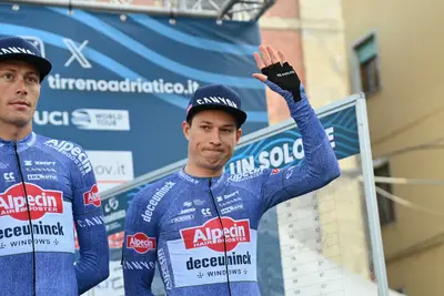 Prima vittoria stagionale per Jasper Philipsen, quindi alla presentazione di stamattina ©Tirreno-Adriatico