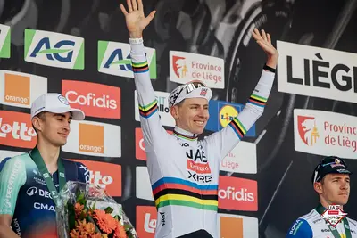Tadej Pogačar aul podio della Liegi Bastogne Liegi 2026 ©UAE Emirates XRG