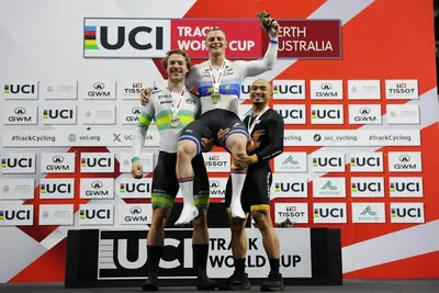Il podio della velocità individuale maschile nella Coppa del Mondo su Pista di Perth 2026 con Matthew Richardson, Leigh Hoffman e Mohd Azizulhasni Awang ©UCI Cycling via IG