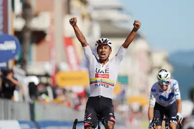 Jhonatan Narváez batte Enric Mas a Chiavari ©Giro d'Italia/LaPresse