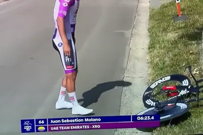 Juan Sebastian Molano appoggia la bici a terra