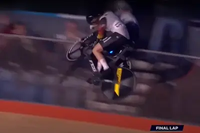 L'incidente di Katy Marchant e Alessa-Catriona Pröpster durante la semifinale del Keirin femminile del 5°round UCL (screen da YT)