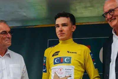 Michael Leonard premiato con la maglia gialla dopo la vittoria nel prologo del Tour de l'Avenir © Tour de l'Avenir via IG
