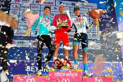 Davide Piganzoli tra Alessandro Pinarello e Edoardo Zambanini sul podio finale del Tour of Antalya 2024 © VF Group-SprintCycling