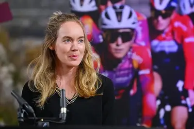 Anna van der Breggen scende dall'ammiraglia e torna in gruppo con il Team SD Worx-Protime © Getty