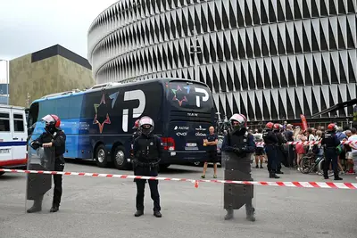 Il bus della Israel-Premier Tech alla scorsa Vuelta a España ©GettyImages
