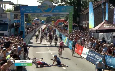 Tim Merlier e Dylan Groenewegen a terra subito dopo il traguardo della prima tappa del Renewi Tour 2024 via X