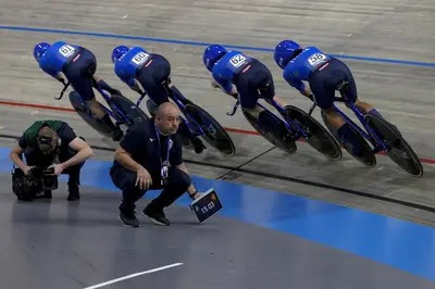 Il ct Marco Villa con il quartetto femminile © FCI-SprintCycling