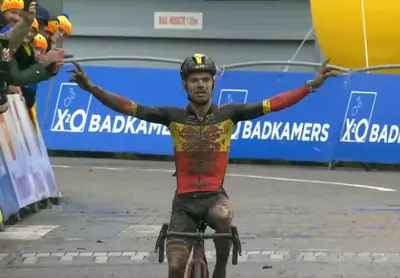 Eli Iserbyt alza le braccia al cielo: è la sua 50ª vittoria in carriera