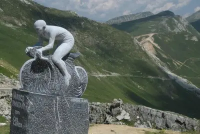 Il Colle Fauniera col monumento a Marco Pantani