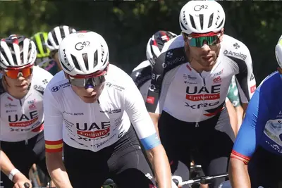 Adrià Pericas con Filippo Baroncini alla Vuelta Asturias 2026 ©UAE Team Emirates