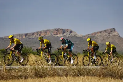 Wout Van Aert in maglia verde circondato dai compagni ©Team Visma Lease a Bike