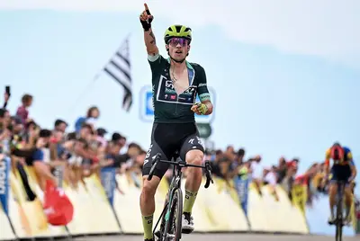 Primoz Roglic vince a Le Collet d'Allevard, sullo sfondo Giulio Ciccone secondo © Critérium du Dauphiné