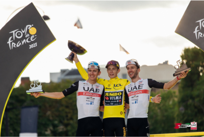 Il podio del Tour de France 2023: Jonas Vingegaard è la maglia gialla ©UAE Team Emirates