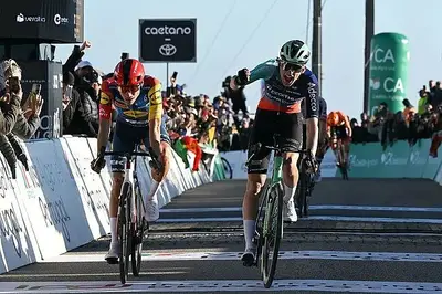 Paul Seixas esulta davanti a Juan Ayuso sul traguardo di Alto da Foia © CyclingNews/Getty Images