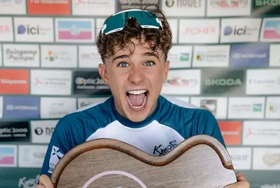 Un entusiasta Jermaine Zemke festeggia la vittoria del Kreiz Breizh Elites © Kreiz Breizh Elites