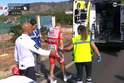 Pogačar abbandona la Vuelta dolorante (screenshot di TNT sport da Ciclismo Appassionati, via IG)