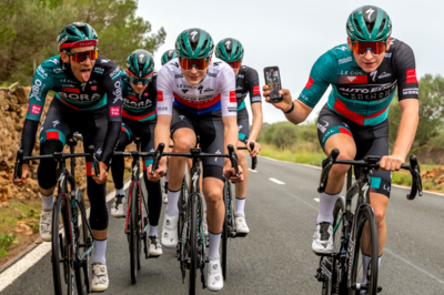 La BORA - hansgrohe e il Team Auto Eder in una sessione di allenamento © Red Bull